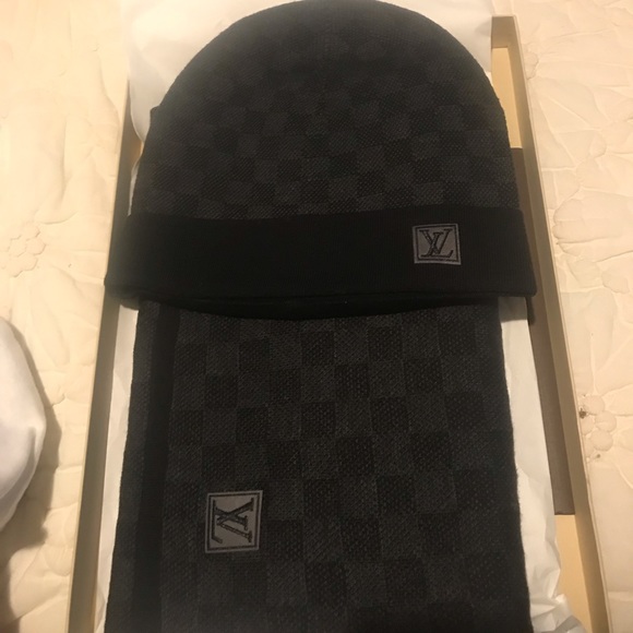 Scarf and hat - Picture 2 of 4